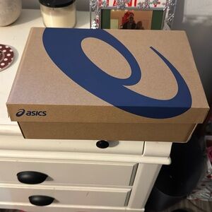 ASICS box